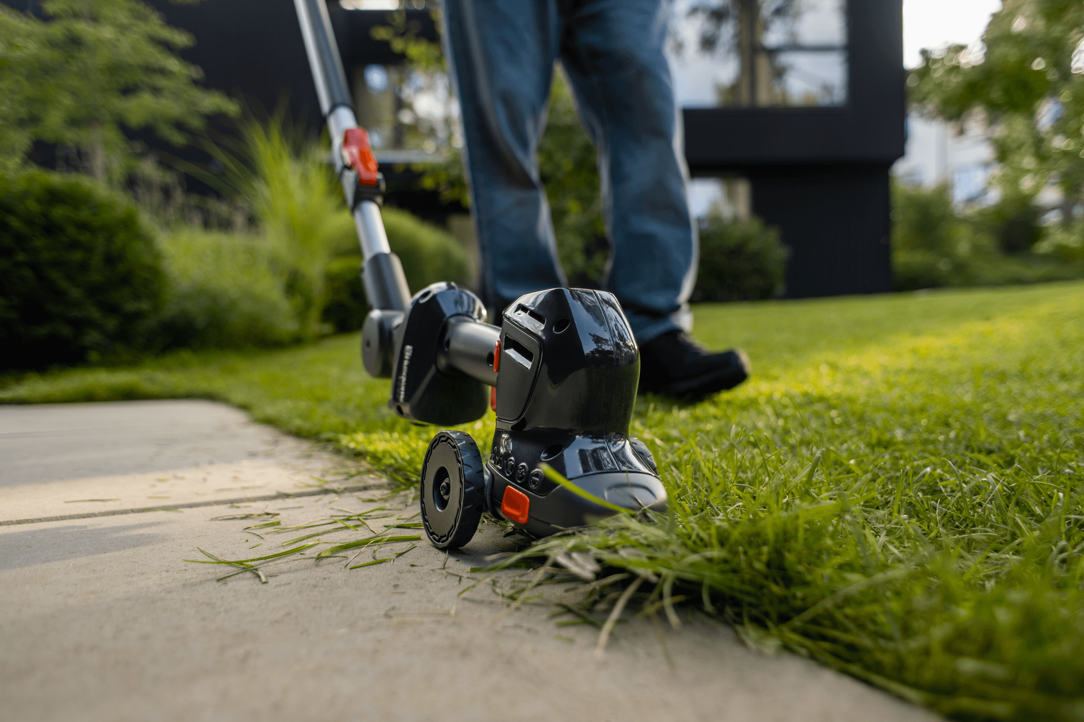 Aspire™ Shrub Shear 18V + Pole with battery and charger image 3